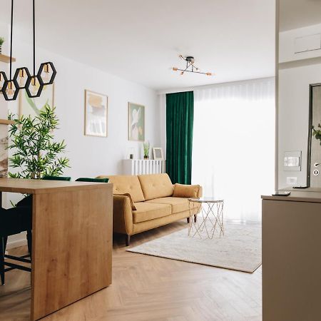 Tulip Apartment Oradea Bagian luar foto