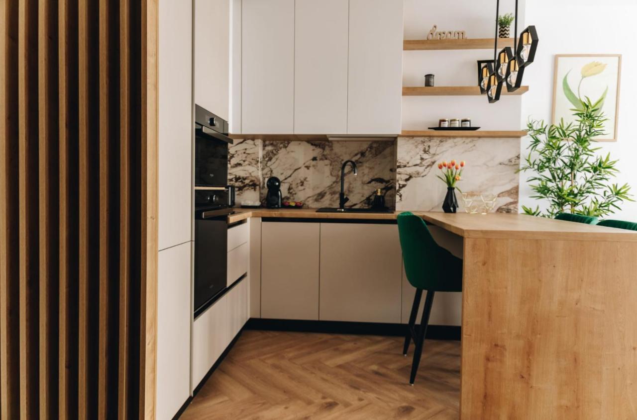Tulip Apartment Oradea Bagian luar foto