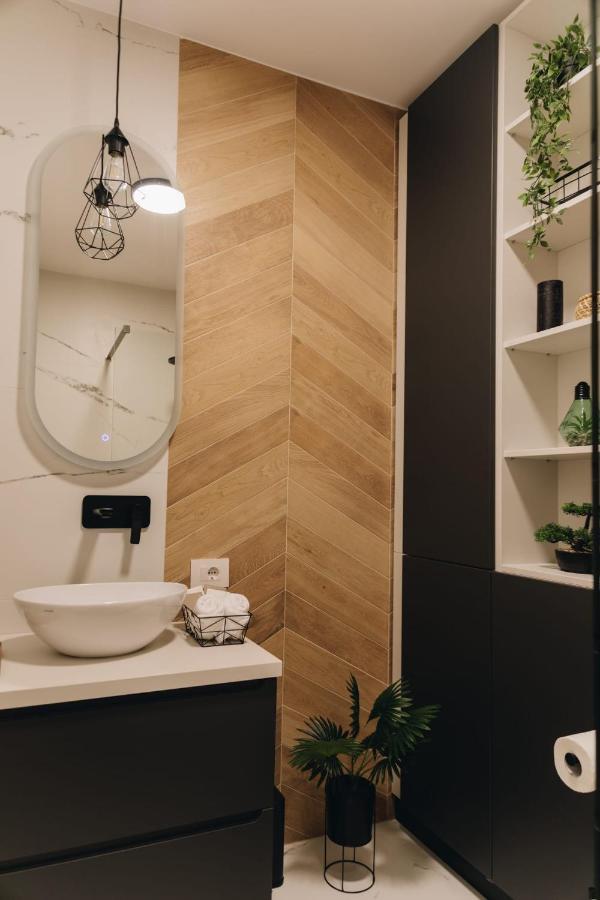 Tulip Apartment Oradea Bagian luar foto
