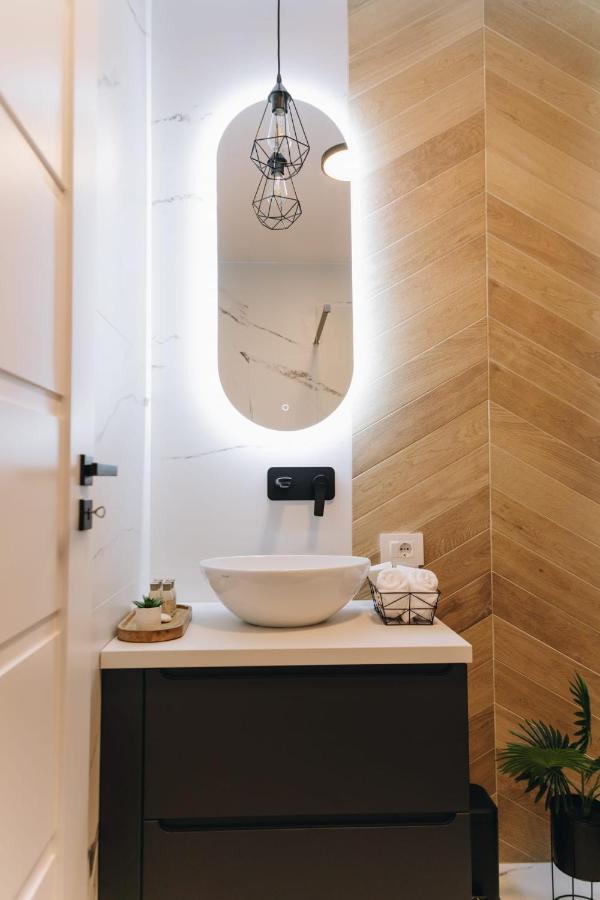 Tulip Apartment Oradea Bagian luar foto