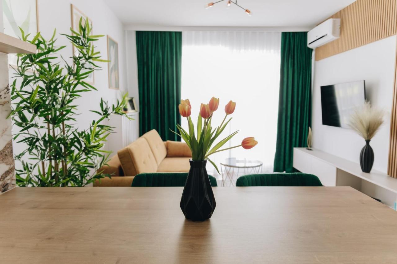 Tulip Apartment Oradea Bagian luar foto