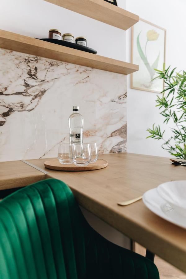 Tulip Apartment Oradea Bagian luar foto