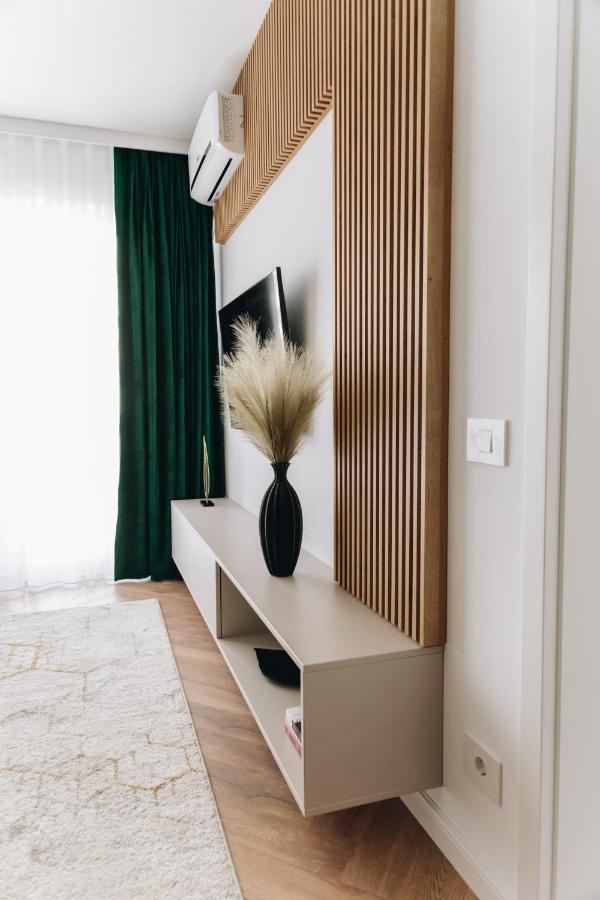 Tulip Apartment Oradea Bagian luar foto